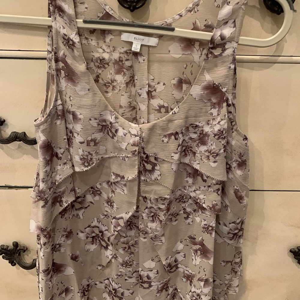 Gorgeous floral flirty top with “butterfly” layers. EUC.